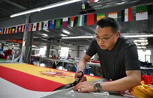 CHINA-SHANDONG-QINGDAO-COPA MUNDIAL DE LA FIFA-BANDERAS-PRODUCCION