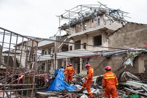 CHINA-HUBEI-HUANGGANG-TORNADO-RESCATE