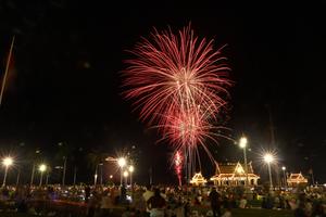 CAMBOYA-PHNOM PENH-REY-CUMPLEAÑOS-ESPECTACULO DE FUEGOS ARTIFICIALES