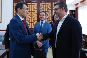 COLOMBIA-BOGOTA-CHINA-BECAS