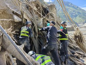 CHINA-XIZANG-GYIRONG-AVALANCHA DE LODO-RESCATE