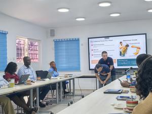 SIERRA LEONA-FREETOWN-EQUIPO MEDICO CHINO-UNICEF-CAPACITACION EN PRIMEROS AUXILIOS