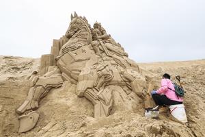 CHINA-ZHEJIANG-ZHOUSHAN-ESCULTURA DE ARENA-EXPOSICION-PREPARATIVOS