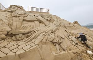 CHINA-ZHEJIANG-ZHOUSHAN-ESCULTURA DE ARENA-EXPOSICION-PREPARATIVOS