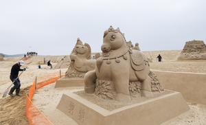 CHINA-ZHEJIANG-ZHOUSHAN-ESCULTURA DE ARENA-EXPOSICION-PREPARATIVOS