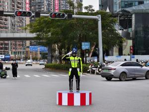 CHINA-GUANGDONG-SHENZHEN-POLICIA ROBOTICO DE TRANSITO