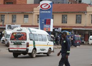 ZIMBABUE-HARARE-CRISIS EN MEDIO ORIENTE-INCREMENTO EN PRECIOS DEL COMBUSTIBLE-VIAJEROS