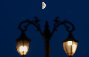 CHINA-ASTRONOMIA-LUNA EN CUARTO CRECIENTE