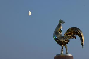 CHINA-ASTRONOMIA-LUNA EN CUARTO CRECIENTE