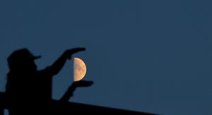 CHINA-ASTRONOMIA-LUNA EN CUARTO CRECIENTE