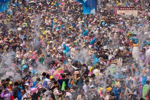 CHINA-YUNNAN-JINGHONG-FESTIVAL DE SALPICADURAS DE AGUA-CELEBRACION