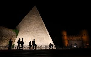 ITALIA-ROMA-PIRAMIDE CESTIA-RECORRIDO NOCTURNO