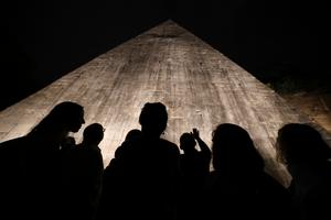 ITALIA-ROMA-PIRAMIDE CESTIA-RECORRIDO NOCTURNO