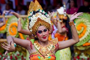 INDONESIA-BALI-FESTIVAL DE LAS ARTES-DESFILE DE INAUGURACION