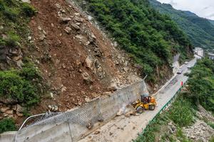 CHINA-GANSU-LONGNAN-INUNDACION-TRABAJO DE PREVENCION