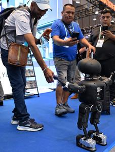 CHINA-GUANGDONG-GUANGZHOU-139 FERIA DE CANTON-ROBOTS DE SERVICIO