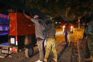 ECUADOR-GUAYAS-MILITARES-TOQUE DE QUEDA