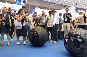 CHINA-GUANGDONG-GUANGZHOU-139 FERIA DE CANTON-ROBOTS DE SERVICIO