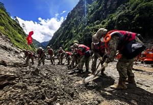 CHINA-XIZANG-XIGAZE-AVALANCHA DE LODO-RESCATE