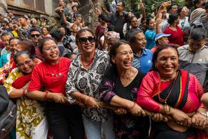NEPAL-BHAKTAPUR-FESTIVAL BISKET JATRA-MUJERES-CELEBRACION