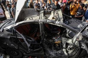MEDIO ORIENTE-CIUDAD DE GAZA-BOMBARDEO-AUTOMOVIL DAÑADO