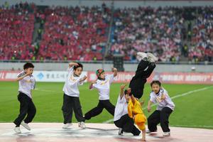 CHINA-CHONGQING-BREAKING-BAILARIN ADOLESCENTE CHINO