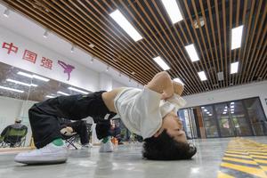 CHINA-CHONGQING-BREAKING-BAILARIN ADOLESCENTE CHINO