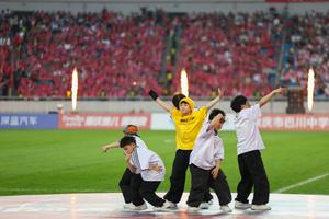 CHINA-CHONGQING-BREAKING-BAILARIN ADOLESCENTE CHINO