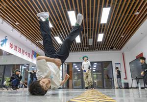 CHINA-CHONGQING-BREAKING-BAILARIN ADOLESCENTE CHINO