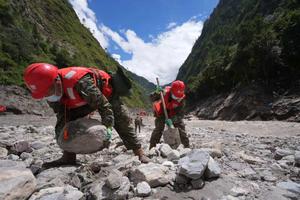 CHINA-XIZANG-GYIRONG-AVALANCHA DE LODO-RESCATE
