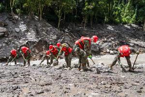 CHINA-XIZANG-GYIRONG-AVALANCHA DE LODO-RESCATE