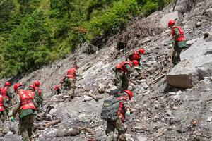 CHINA-XIZANG-GYIRONG-AVALANCHA DE LODO-RESCATE