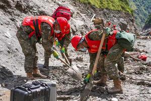 CHINA-XIZANG-GYIRONG-AVALANCHA DE LODO-RESCATE