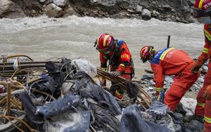 CHINA-XIZANG-GYIRONG-AVALANCHA DE LODO-RESCATE