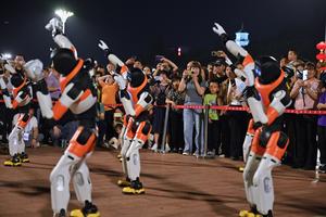 CHINA-FUJIAN-FUZHOU-BAILE DE ROBOTS