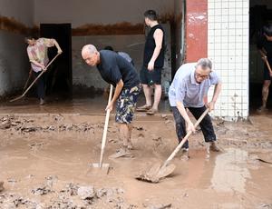 CHINA-INUNDACION-RESCATISTAS