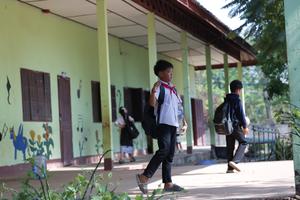 LAOS-VIENTIAN-REDUCCION DE LA SEMANA ESCOLAR-PRECIO DEL COMBUSTIBLE