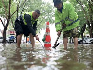 CHINA-INUNDACION-RESCATISTAS