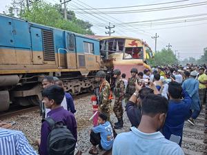 BANGLADESH-CUMILLA-TREN-AUTOBUS-COLISION