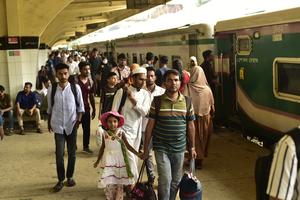 BANGLADESH-DHAKA-PREVIO AL EID AL-ADHA-TEMPORADA ALTA DE VIAJES
