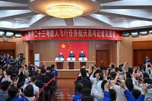 CHINA-JIUQUAN-ASTRONAUTAS DE SHENZHOU-23-REUNION CON LA PRENSA