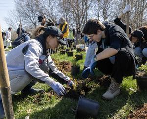 CANADA-TORONTO-DIA DE LA TIERRA-PLANTACION DE ARBOLES