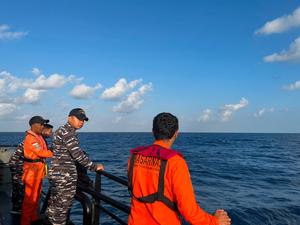 INDONESIA-SULAWESI DEL SUR-BARCO VOLCADO