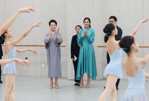 CHINA-BEIJING-PENG LIYUAN-SERBIA-TAMARA VUCIC-ACADEMIA DE DANZA DE BEIJING-VISITA