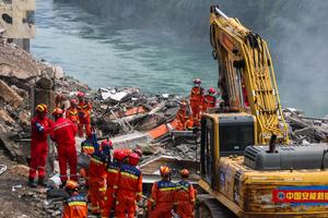 CHINA-CHONGQING-DERRUMBE DE MONTAÑA-RESCATE