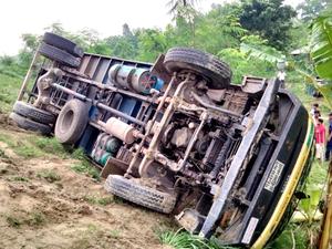 BANGLADESH-TANGAIL-CAMION-ACCIDENTE