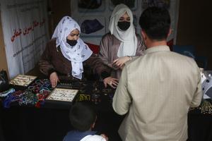 AFGANISTAN-KABUL-EXPOSICION AGRICOLA-VENDEDORES