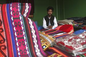 AFGANISTAN-KABUL-EXPOSICION AGRICOLA-VENDEDORES