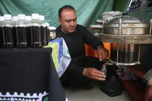 AFGANISTAN-KABUL-EXPOSICION AGRICOLA-VENDEDORES