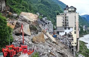 CHINA-CHONGQING-DERRUMBE DE MONTAÑA-RESCATE